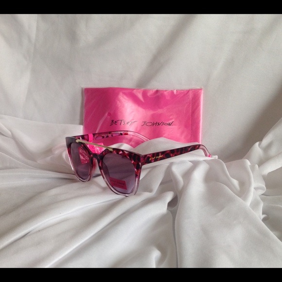 Betsey Johnson Retro Look Sunglasses Gradient Lens - Picture 5 of 8